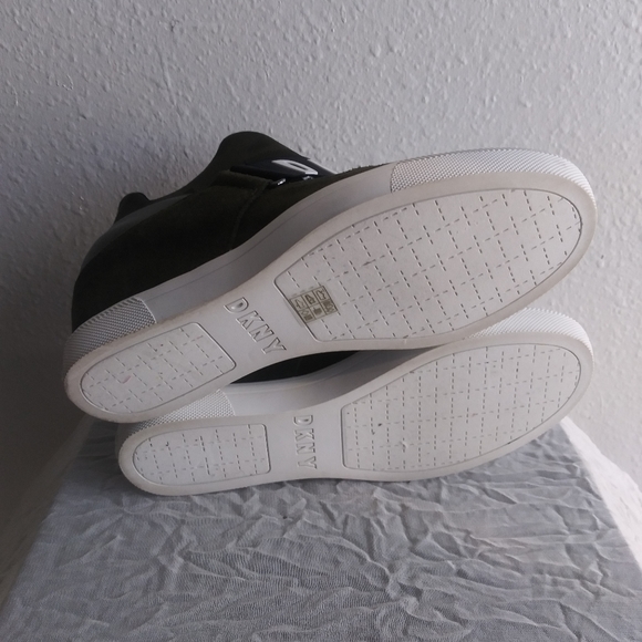 DKNY - Picture 4 of 4